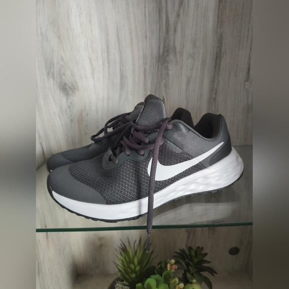 Nike Revolution Gray and White Athletic Sneakers SZ 6Y/7 women's - Picture 1 of 6